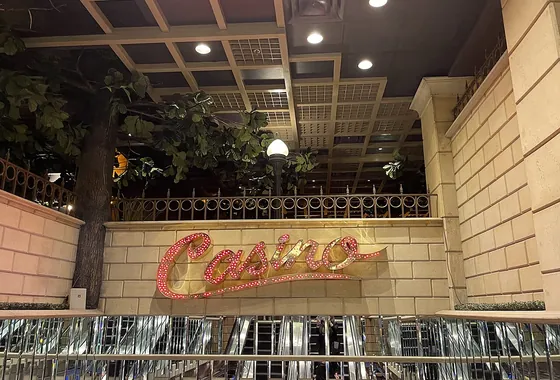 Letreiro luminoso à entrada de uma sala de casino