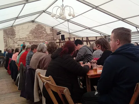 Jogadores de bingo numa tenda em Rhederbrug