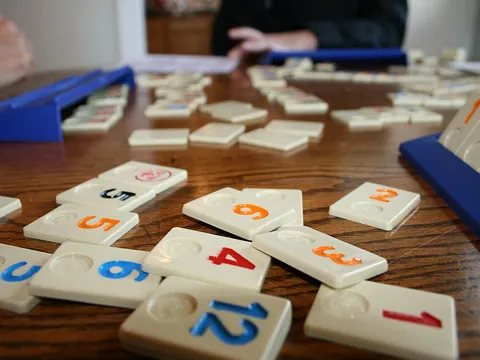 Peças de rummy sobre a mesa