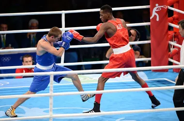 Dois pugilistas em combate no ringue